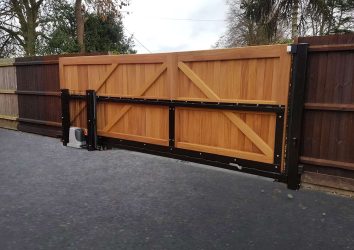 A wooden cantilever sliding gate with automation seen from the back {{brizy_dc_image_alt imageSrc=